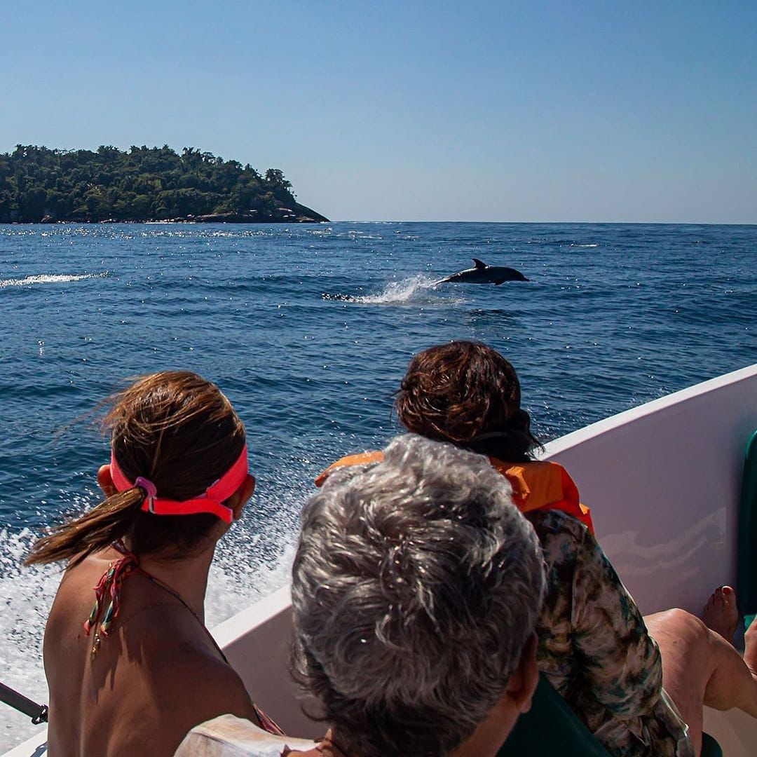 Lancha navegando no mar de Ubatuba