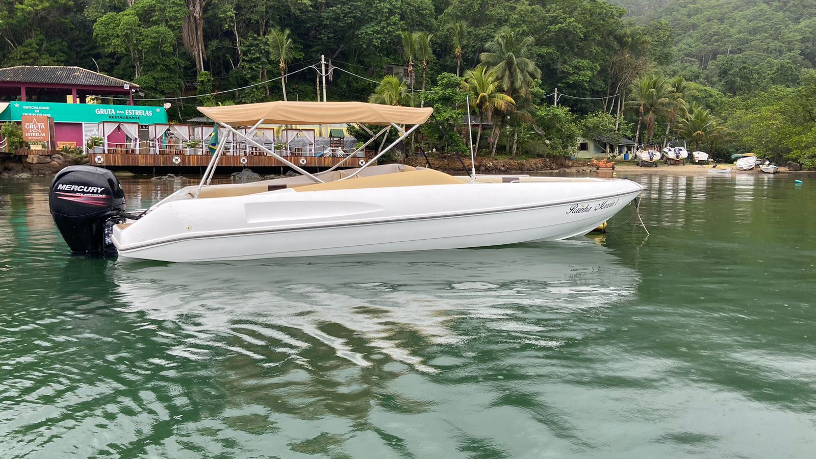 Passeio de lancha em Ubatuba